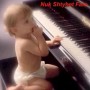 На фото ребенок, играющий на фортепиано