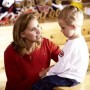 На фото детский психолог работает с ребенком