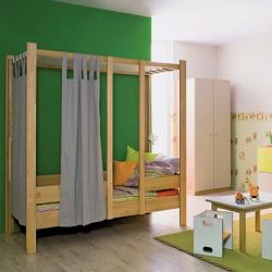 на фото показан детский интерьер из деревянной мебели