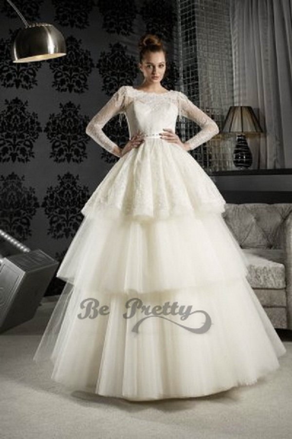 на фото изображено отличное и модное свадебное платье