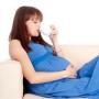 беременная женщина пьет вкусный кофе