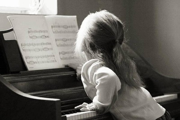 пианино и ребенок
