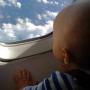 ребенок в самолете фото