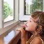 Об окнах с детской защитой и как сделать окна в доме безопасными для ребенка, должен знать каждый родитель
