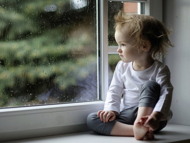 О том, что такое окна с детской защитой и как сделать окна в доме безопасными для ребенка, должен знать каждый родитель.