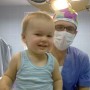 Ребенок на приеме у врача по поводу водянки яичка